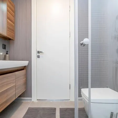 Apartment 0053 - Luxurious, Comfy Residence. *